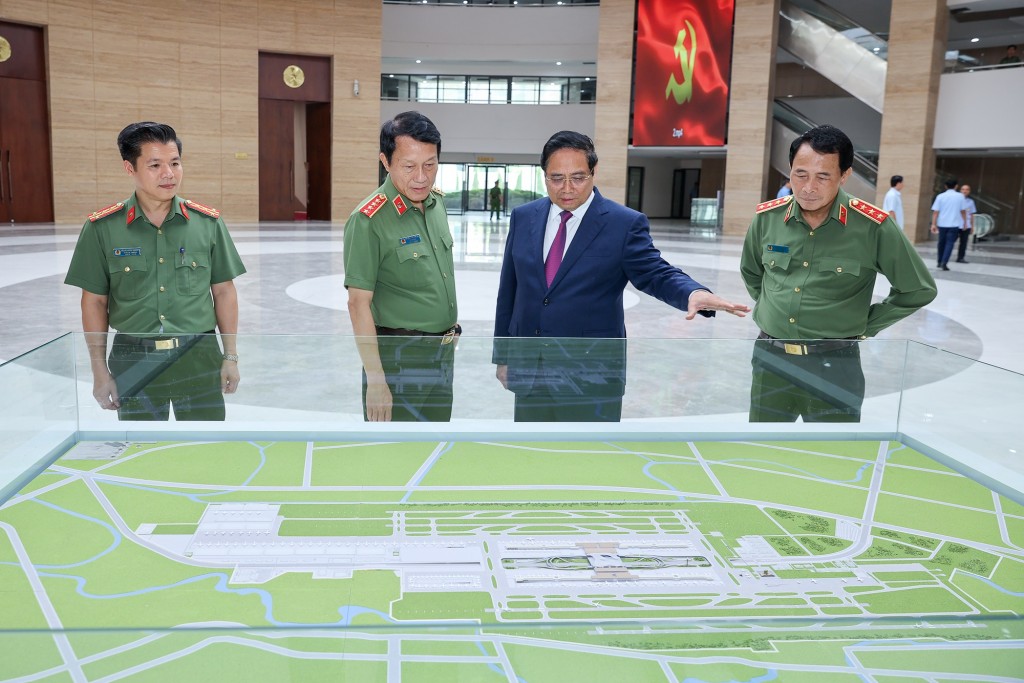Thủ tướng và các đại biểu xem mô hình quy hoạch tổng thể sân bay Gia Bình - Ảnh: VGP/Nhật Bắc