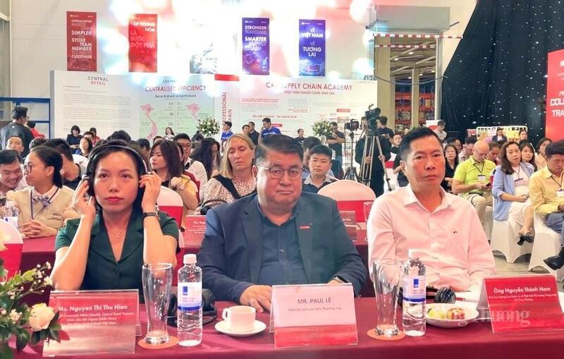 Ông Nguyễn Thành Nam - Phó Cục trưởng Cục Quản lý và Phát triển thị trường trong nước - Bộ Công Thương (ngoài cùng bên phải) tham dự hội nghị.