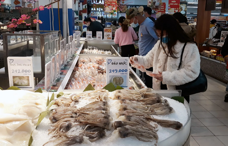 Người tiêu dùng mua thủy sản tại siêu thị GO! Thăng Long. Ảnh: Lê Nam