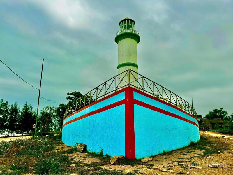 Ngọn hải đăng cao gần 19m được dựng lên, ban đêm phát sáng dẫn lối cho tàu thuyền cập bờ