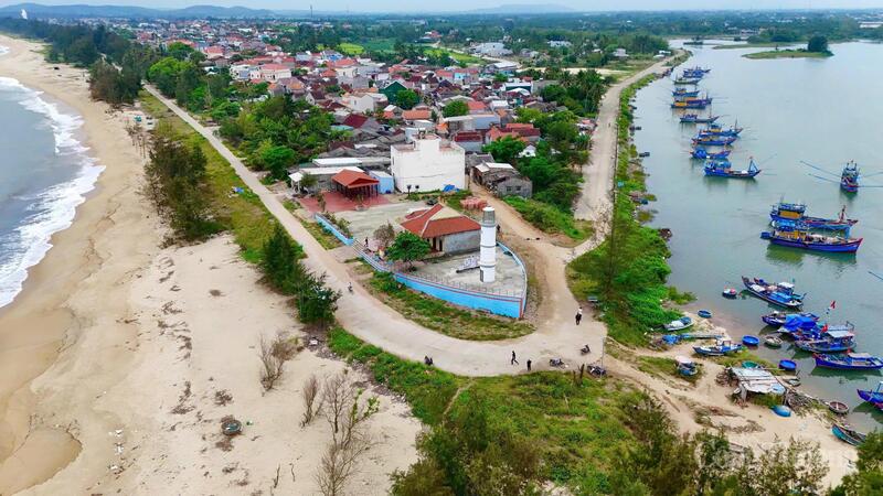 Miếu Âm Hồn được xây dựng trên khu đất rộng khoảng 1.500 m2, toàn bộ công trình mang hình dáng một con tàu dài 53 m, với diện tích ngôi miếu khoảng 100 m2