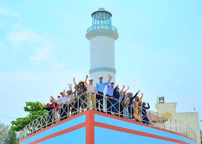 Nhiều du khách đến đây để tham quan ngôi miếu độc đáo này