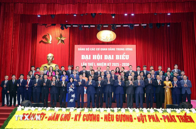 Tổng Bí thư Tô Lâm, các đồng chí lãnh đạo, nguyên lãnh đạo Đảng, Nhà nước và các đại biểu dự Đại hội. (Ảnh: Thống Nhất/TTXVN)