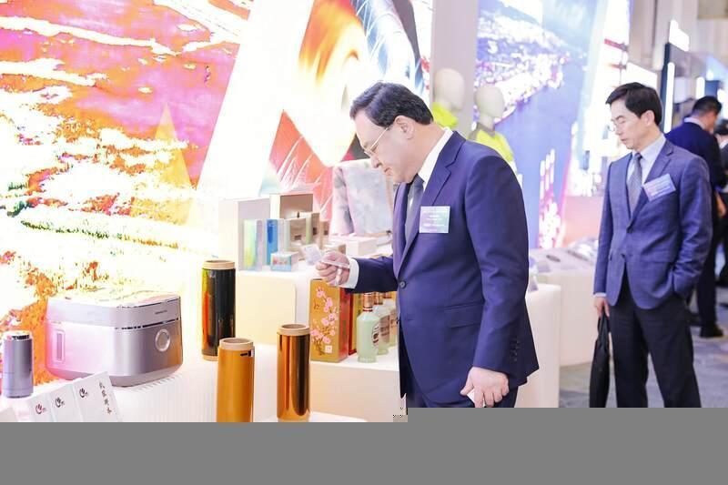 Nhiều sản phẩm của Sơn Đông (Trung Quốc) được khách tham quan đánh giá cao về mẫu mã và chất lượng