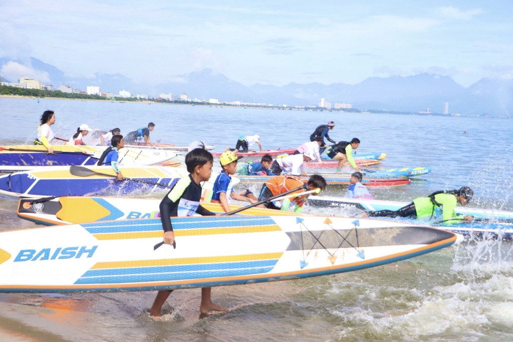 Nội dung thi đấu đòi hỏi các vận động viên phải có sức khỏe tốt, phối hợp nhuần nhuyễn các động tác chuyển tiếp từ bãi cát sang mép nước (Ảnh Út Vũ) Nội dung thi đấu đòi hỏi các vận động viên phải có sức khỏe tốt, phối hợp nhuần nhuyễn các động tác chuyển tiếp từ bãi cát sang mép nước (Ảnh Út Vũ)