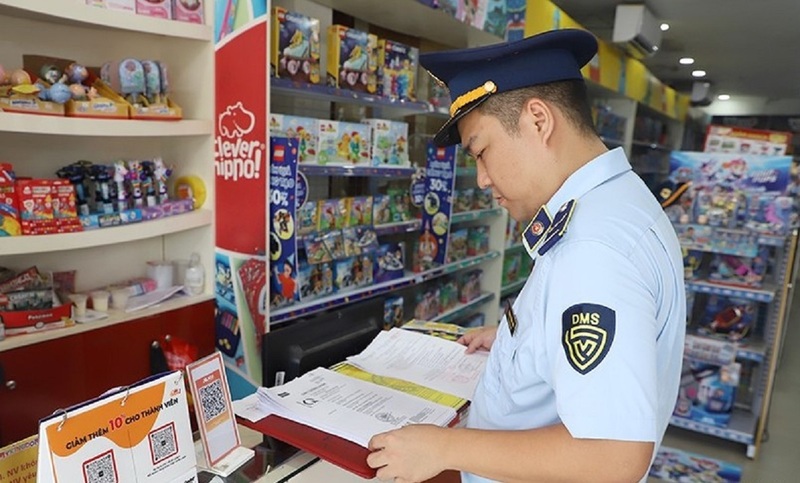 Quản lý thị trường Hà Tĩnh tăng cường kiểm tra, kiểm soát mặt hàng bánh kẹo, đồ chơi trẻ em dịp Tết Trung thu 2025. Ảnh: Võ Dung