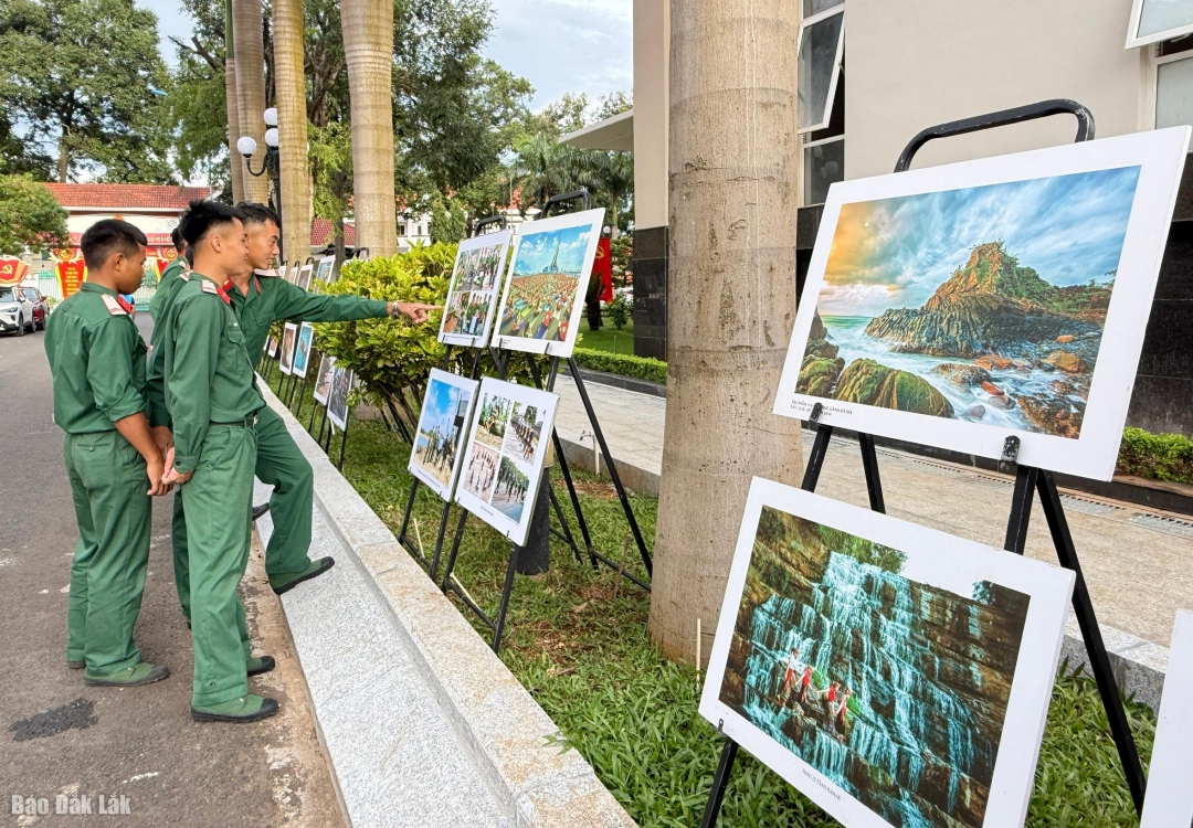 Triển lãm ảnh trưng bày khoảng 120 tác phẩm nhiếp ảnh của các tác giả chuyên nghiệp và không chuyên trong tỉnh.