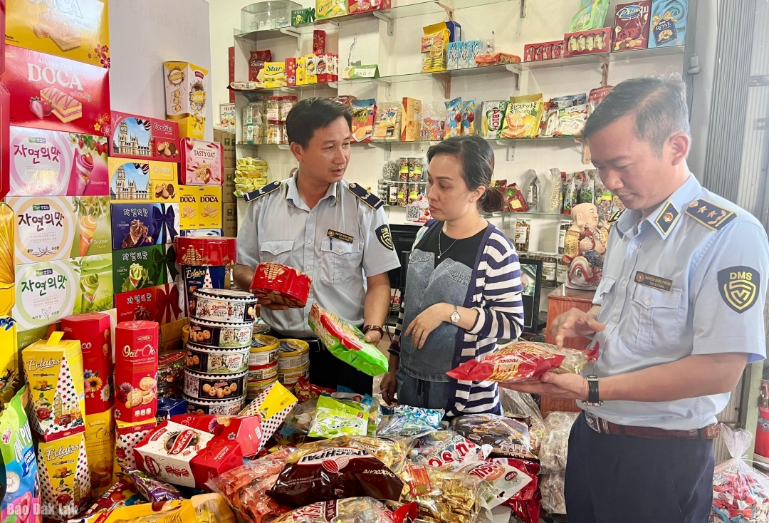 Lực lượng quản lý thị trường kiểm tra mặt hàng bánh kẹo, nước uống tại một điểm bán ở phường Tuy Hòa. Ảnh: K. Anh