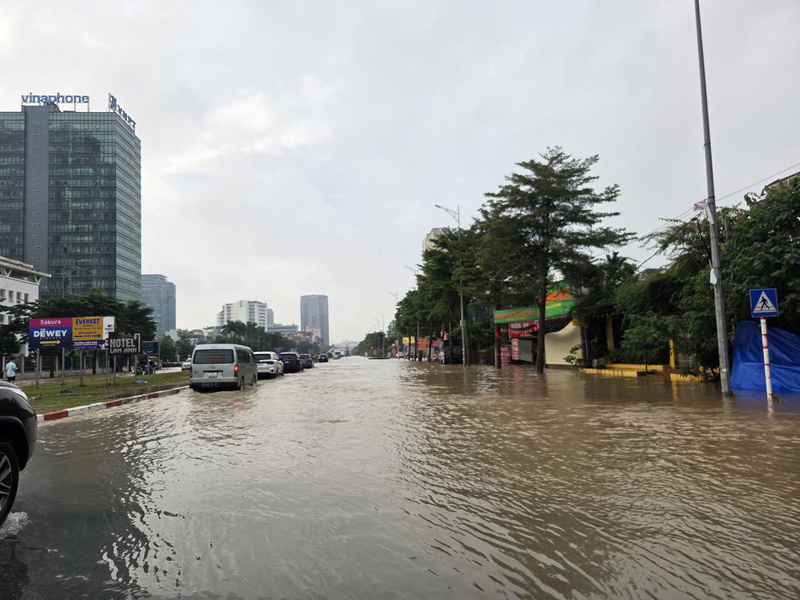 Sáng ngày 1/10, một số tuyến đường trên địa bàn TP. hà Nội vẫn còn bị ngập, người dân di chuyển khó khăn.
