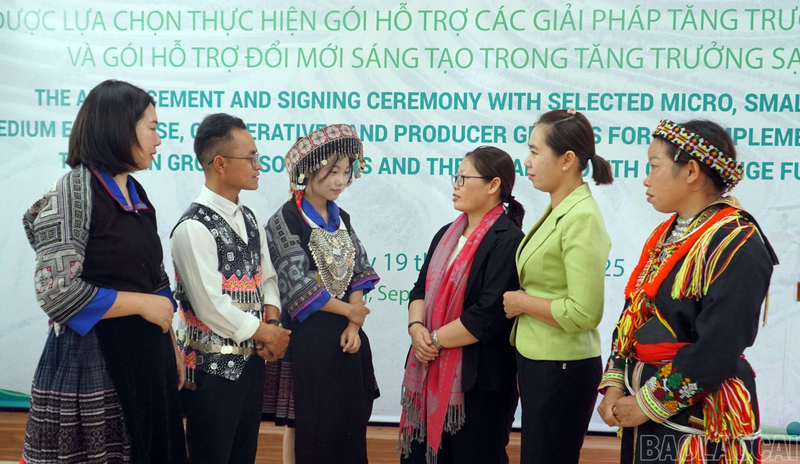 Chủ doanh nghiệp siêu nhỏ, nhỏ và vừa, tổ nhóm sản xuất trao đổi với Ban Tổ chức Dự án SPRINT. Ảnh: Báo Lào Cai