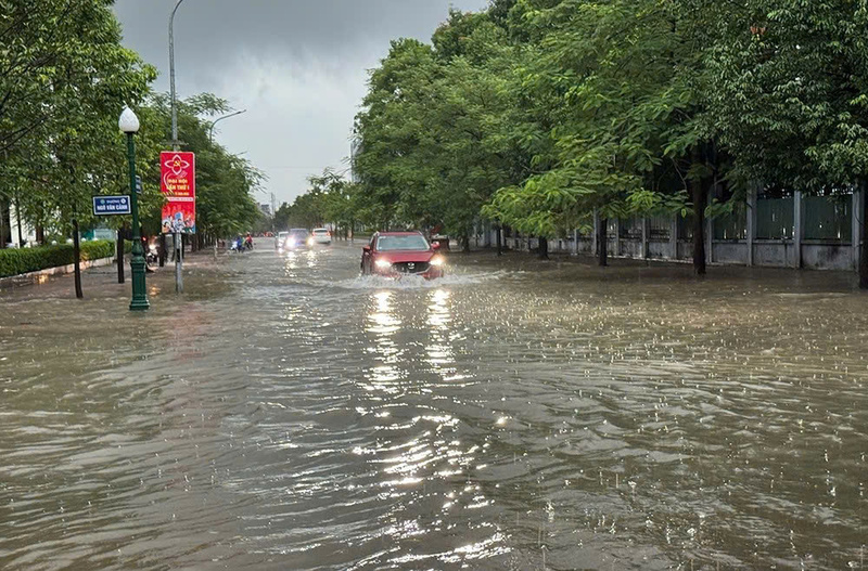 Nước ngập sâu tại khu vực liên cơ quan gần Quảng trường 3/2, phường Bắc Giang (tỉnh Bắc Ninh). Ảnh: Báo Bắc Ninh.