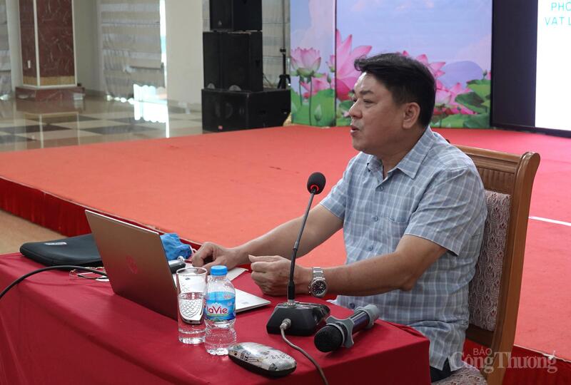 Báo cáo viên của Cục Kỹ thuật an toàn và Môi trường công nghiệp triển khai nội dung Luật Quản lý, sử dụng vũ khí, vật liệu nổ và công cụ hỗ trợ đến các đại biểu.