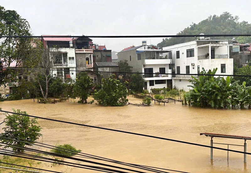 Một số ngôi nhà tại trung tâm xã Chợ Rã (Thái Nguyên) bị ngập một phần. Ảnh: Báo Thái Nguyên.