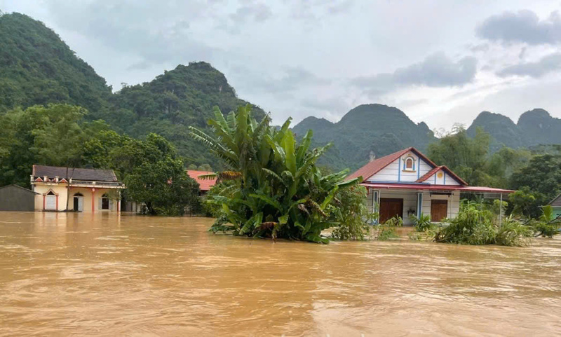 Nước lũ dâng cao tại xã Yên Bình. Ảnh: Báo Lạng Sơn.