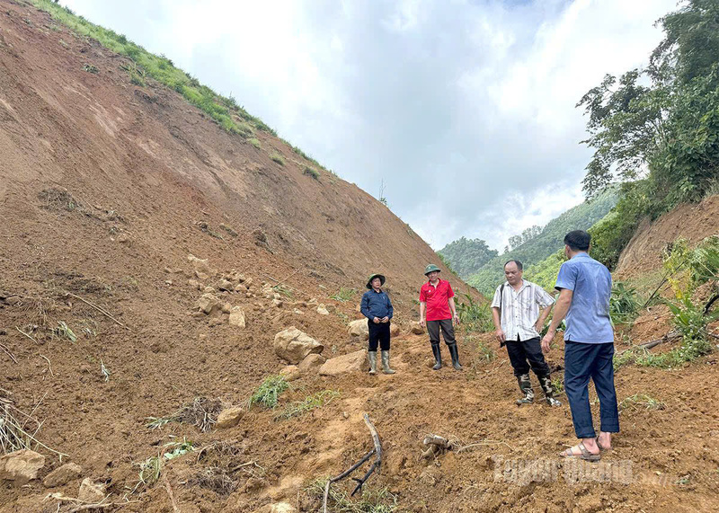 Cán bộ Sở Nông nghiệp và Môi trường Tuyên Quang kiểm tra khu vực sạt lở tại núi Ngoã, xã Yên Phú. Ảnh: Báo Tuyên Quang.