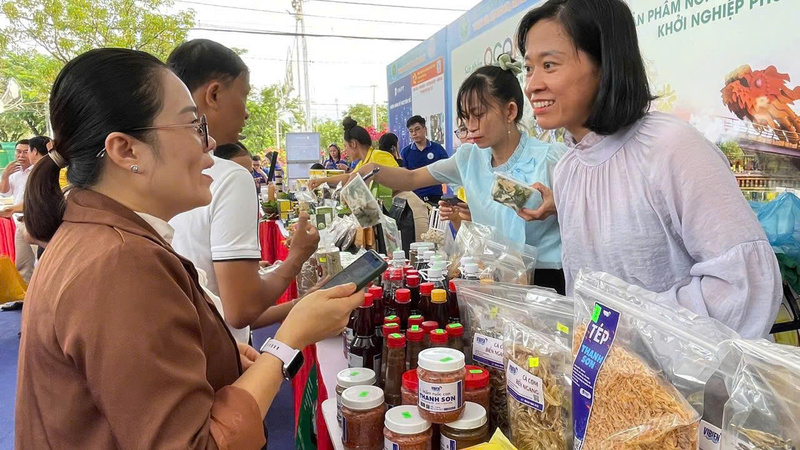 Các gian hàng OCOP sử dụng phương thức thanh toán không dùng tiền mặt. Ảnh: Nguyễn Dương.