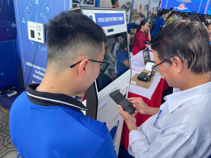 Những tiện ích khi thực hiện số hóa trong dịch vụ công đã được các nhân viên kỹ thuật hướng dẫn cho người dân. Ảnh: Nguyễn Dương.