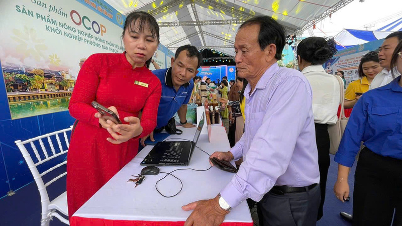 Các tiện ích trong ứng dụng ngân hàng cũng được hướng dẫn cụ thể. Ảnh: Nguyễn Dương.