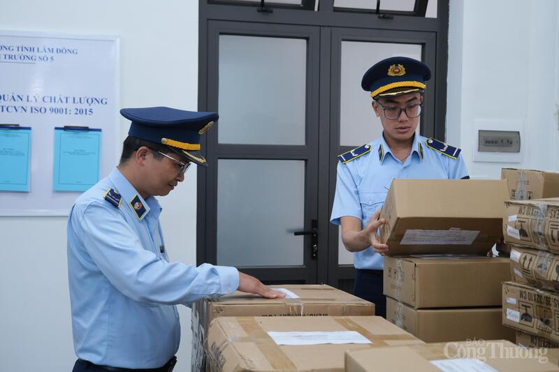 Đội Quản lý thị trường số 14 niêm phong số hàng hóa bị thu giữ. Ảnh: Lê Sơn