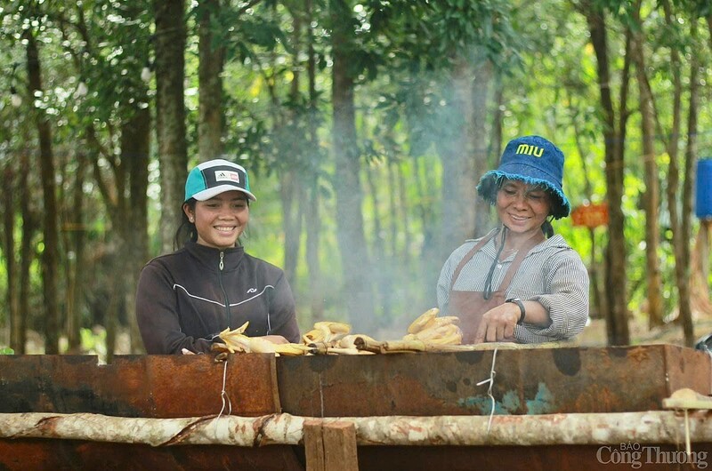 Cơm lam, gà nướng là món ăn không thể thiếu trong các lễ hội ở Gia Lai. Ảnh: Hiền Mai