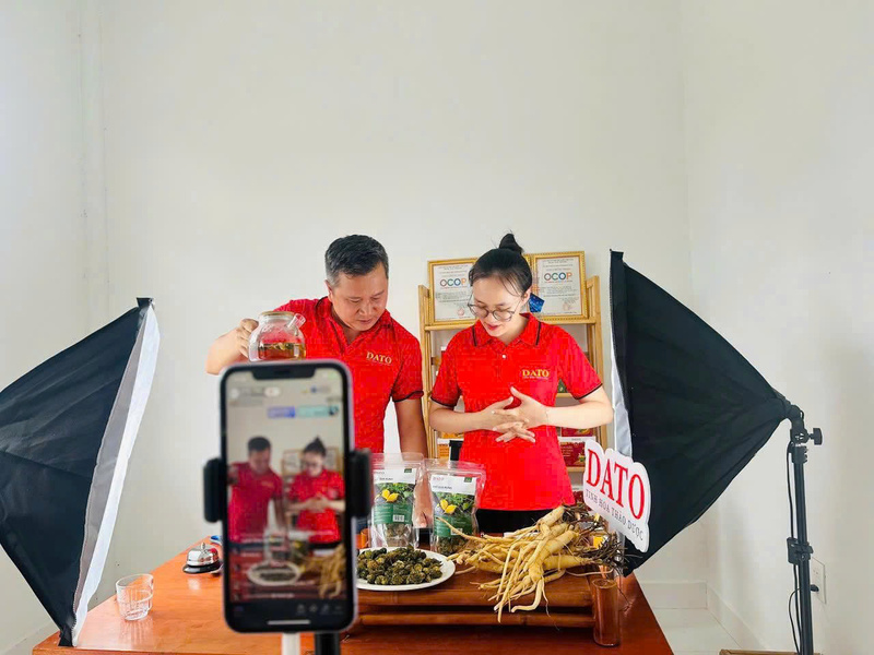 Việc ứng dụng chuyển đổi số là cấp thiết trong thời đại hiện nay để các HTX, hộ kinh doanh có thể mở rộng thị trường cho sản phẩm của mình. Ảnh: Nguyễn Dương