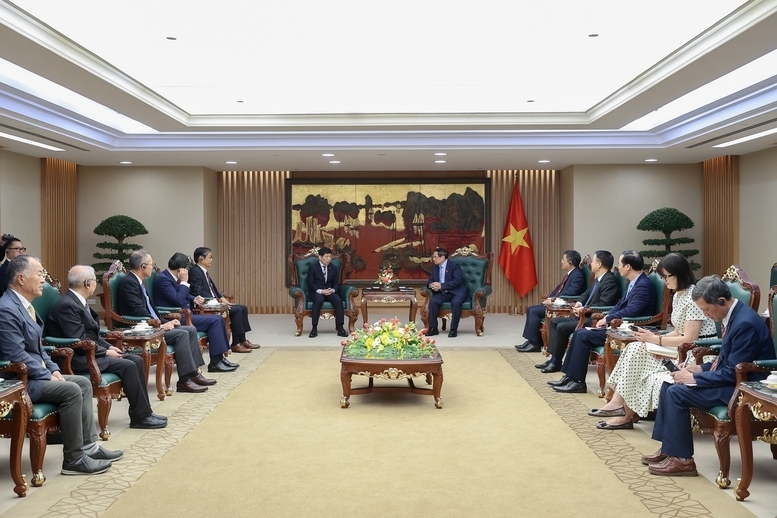 Thống đốc tỉnh Gunma đánh giá cao cộng đồng người Việt Nam tại Gunma đã có nhiều đóng góp tích cực cho sự phát triển của tỉnh và quan hệ hai nước - Ảnh: VGP/Nhật Bắc