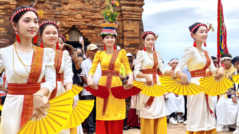 Các cô gái Chăm uyển chuyển trong trang phục truyền thống thực hiện điệu múa nghi lễ bên tháp Pô Klong Garai.