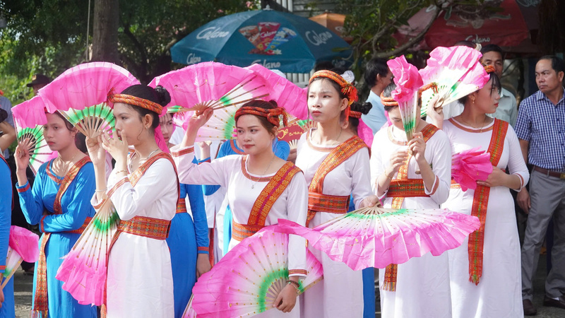 Các thiếu nữ người Chăm (tỉnh Lâm Đồng) trong trang phục truyền thống múa nghi lễ.