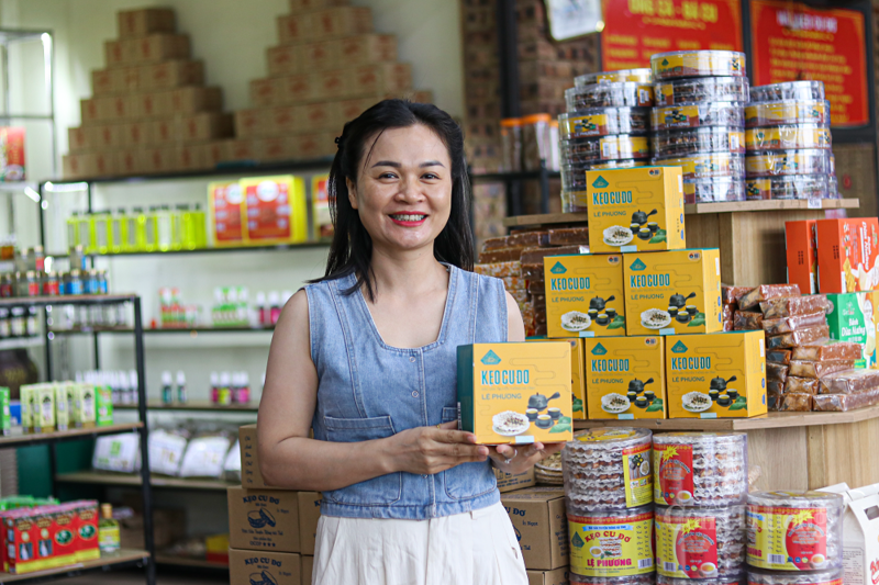 Chị Trần Thị Huyền xem đây là cơ hội quý báu để giới thiệu hương vị kẹo cu đơ đặc trưng của quê hương đến với đông đảo người tiêu dùng. Ảnh: Trọng Tùng