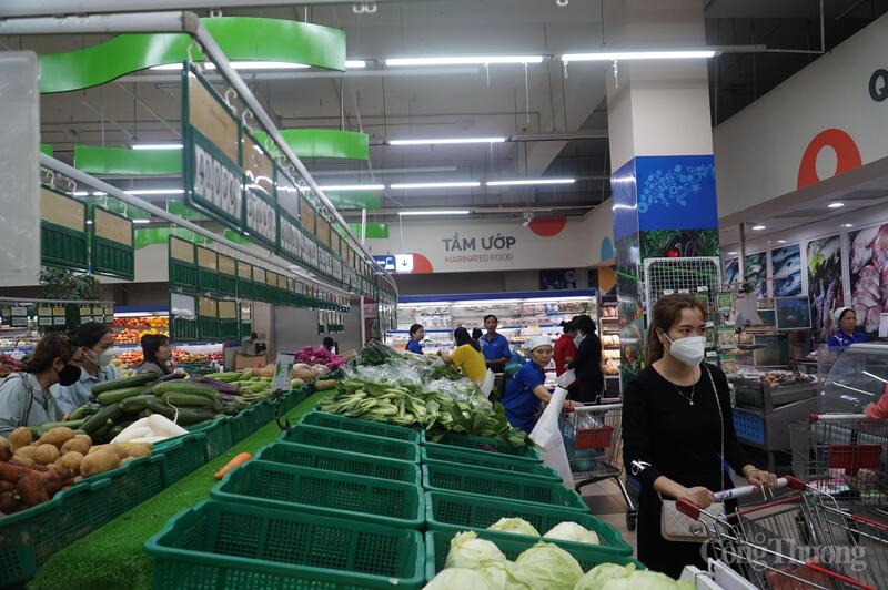 Các mặt hàng rau xanh ăn lá như rau muống, rau tần ô luôn được mua hết trong thời gian ngắn