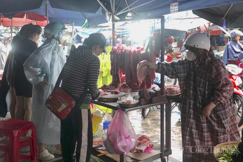 Người dân TP. Đà Nẵng chủ động dự trữ hàng hóa để ứng phó với dự báo mưa lớn từ chiều tối nay 22/10 đến ngày 27/10