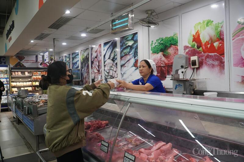 Các mặt hàng thực phẩm tươi sống như thịt heo, thịt bò, cá, tôm các loại tại các siêu thị dồi dào, giá cả ổn định