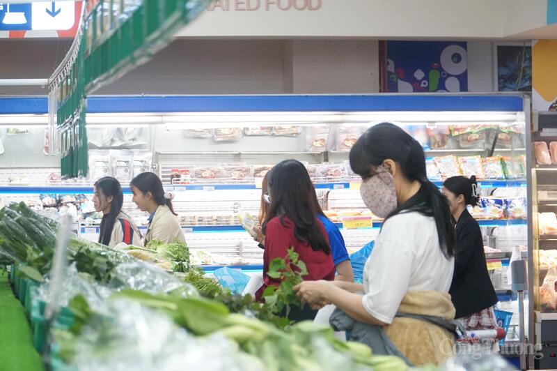 Sức mua tại các siêu thị tăng gấp 2 - 3 lần so với ngày thường, giá cả hàng hóa ổn định