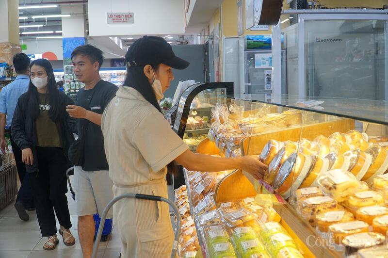 Ngoài thực phẩm tươi sống, các loại bánh cũng được nhiều người tiêu dùng lựa chọn vào giỏ hàng cho những ngày mưa sắp tới