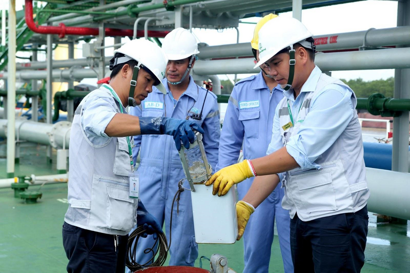 Các chuyên gia Vinacontrol đang thực hiện nghiệp vụ lấy mẫu phân tích khí dầu mỏ hóa lỏng (LPG)