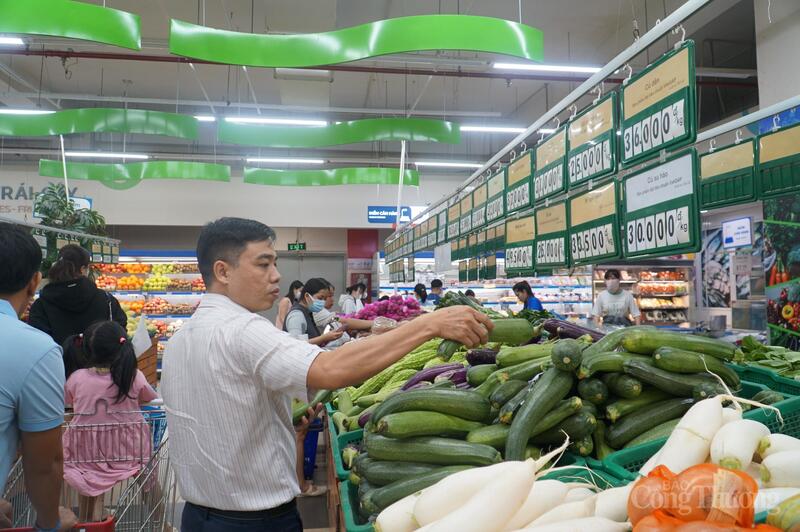 Hàng rau, củ, quả luôn đắt khách dù ở chợ truyền thống hay siêu thị, cửa hàng tiện lợi