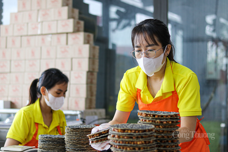 Cơ sở sản xuất kẹo cu đơ Lệ Phương tích cực sản xuất, chuẩn bị sản phẩm tham dự Hội chợ Mùa Thu 2025. Ảnh: Trọng Tùng