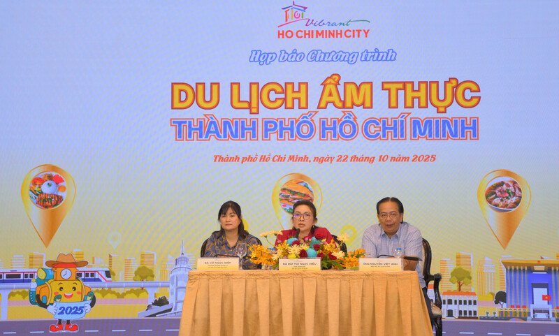 Lãnh đạo Sở Du lịch trả lời các cầu hỏi của phóng viên và doanh nghiệp tại họp báo. Ảnh: Minh Khuê.