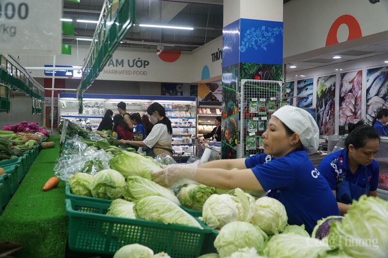 Sáng 22/10, ghi nhận tại các siêu thị, hàng hóa dồi dào