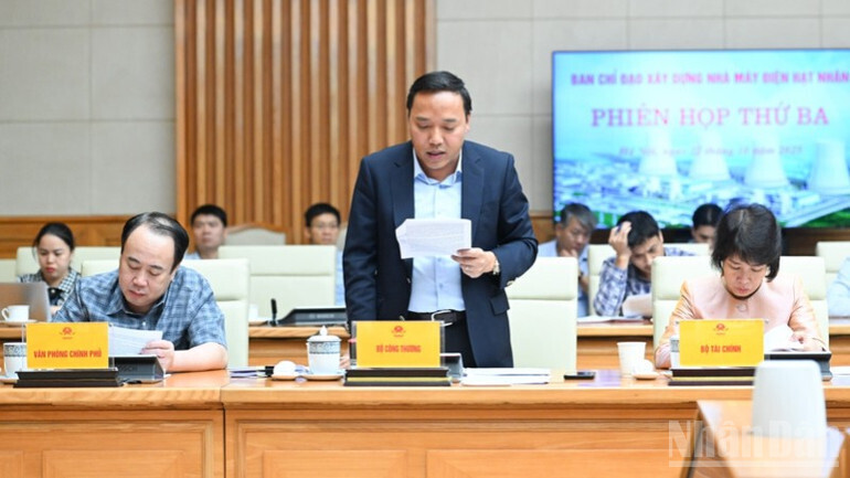Thứ trưởng Bộ Công Thương Nguyễn Hoàng Long báo cáo tại phiên họp - Ảnh: Trần Hải