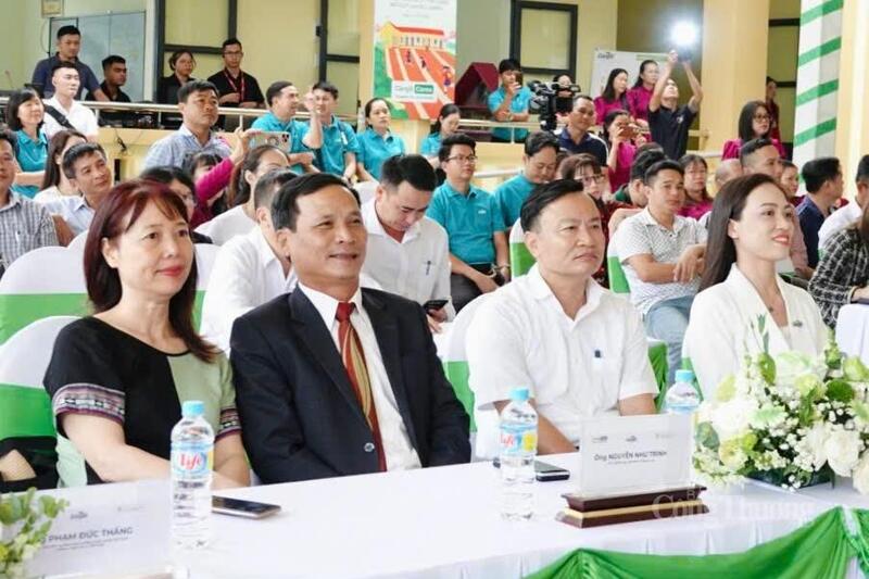Đại biểu tỉnh Gia Lai và chính quyền địa phương tham dự buổi lễ. Ảnh: Hiền Mai