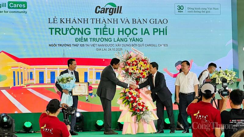 Tập đoàn Cargill nhận hoa cảm ơn, chúc mừng của Ban Quản lý Khu kinh tế tỉnh Gia Lai. Ảnh: Hiền Mai