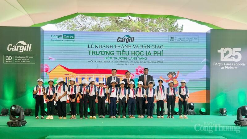 131 em học sinh tại điểm trường được tặng những phần quà thiết thực như mũ, cặp sách. Ảnh: Hiền Mai