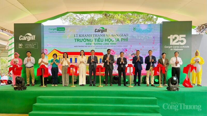 Các đại biểu cắt băng khánh thành Trường Tiểu học Ia Phí - điểm trường Làng Yăng. Ảnh: Hiền Mai