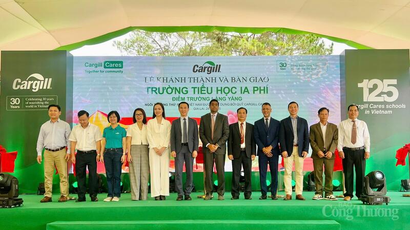 Các đại biểu chụp hình lưu niệm. Ảnh: Hiền Mai