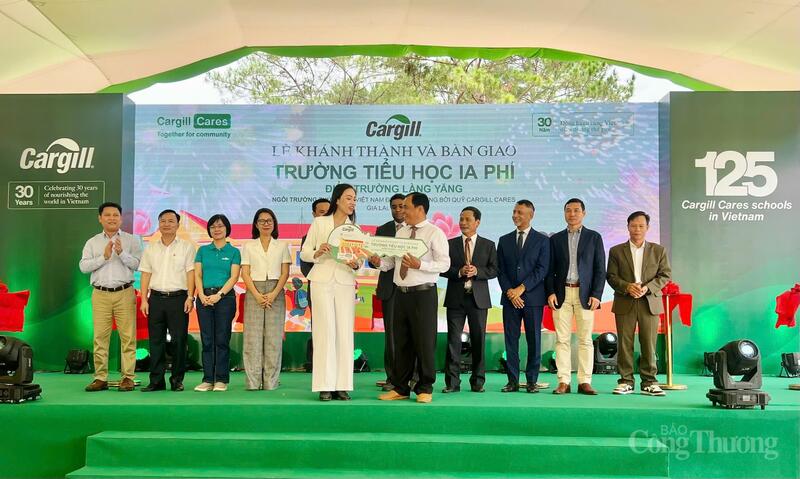 Đại diện Quỹ Cargill Cares trao chìa khoá tượng trưng cho Hiệu trưởng Trường Tiểu học Ia Phí. Ảnh: Hiền Mai