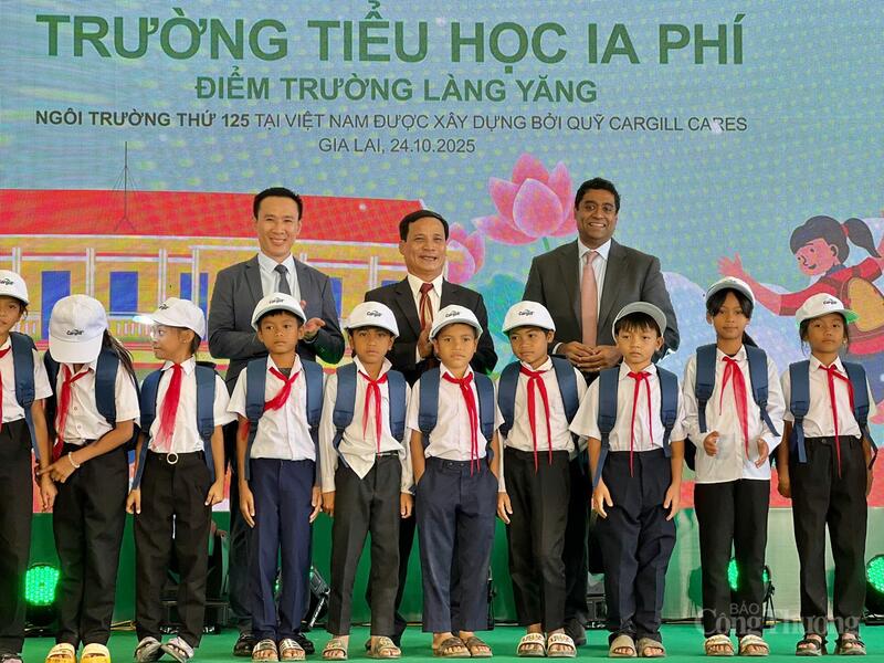 Các đại biểu tặng quà cho 131 em học sinh tại điểm trường. Ảnh: Hiền Mai