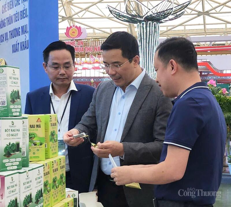Phó Bí thư Thường trực Tỉnh ủy Thanh Hóa Nguyễn Hồng Phong cùng đại diện Sở Công Thương Thanh Hóa tại khu trưng bày sản phẩm của THQueenFarm