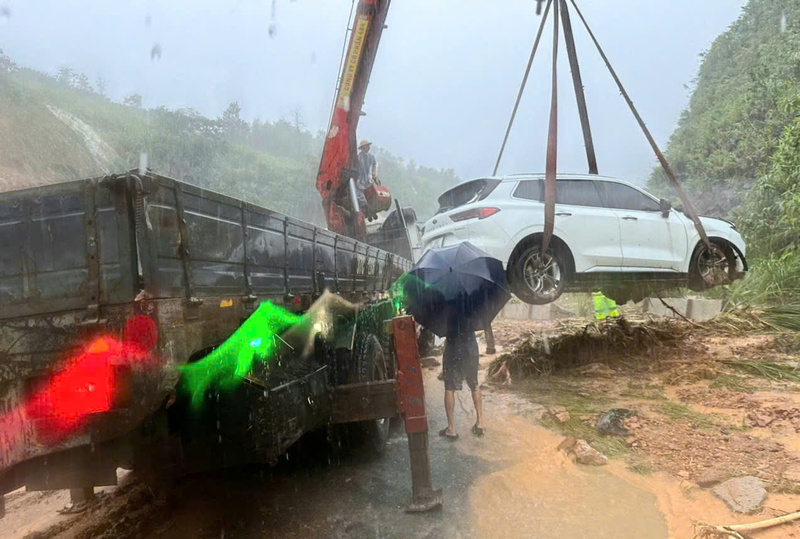 Cứu hộ xe bị mắc kẹt tại các điểm sạt lở. Ảnh: Nguyễn Tuấn.