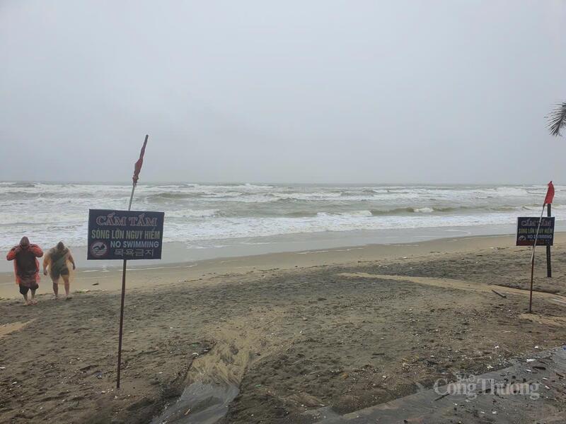 Tuy nhiên, trong sáng 27/10, vẫn có một số du khách hiếu kỳ ra chụp ảnh với biển động